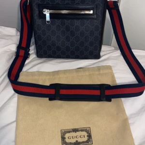 Gucci Messenger Bag Äkta - Säljer denna väska eftersom den it används längre. Är lite använd, är också intresserad i byten. Serie nummer B013436149 Pris kan diskuteras och även sänkas