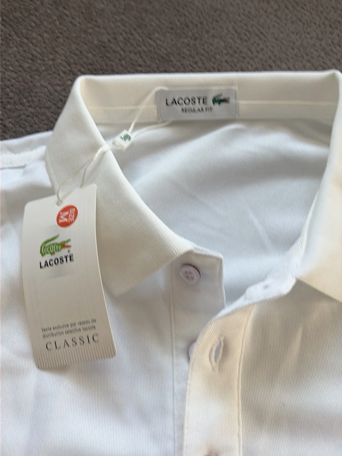 Vit pikétröja från Lacoste