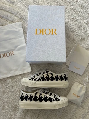 Dior sneakers - Säljer vidare mina dior skor som dessvärre bara legat i garderoben. Skickas med all tillbehör som visas på bild. Storlek 38. Perfekta skor till våren och sommaren. 