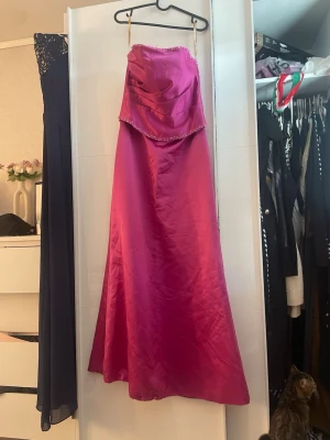 Bal klänning - alicia eklöw  - Säljer dem här fina bal klänningen från Alicia eklöw väl skick, har använts 1 bal event. Små stygn på den nedre delen av klänningen, fina kristall Sten detaljer runt korsetten och en härlig fin rosa färg, skulle påstå att klänningen passar S-M, 