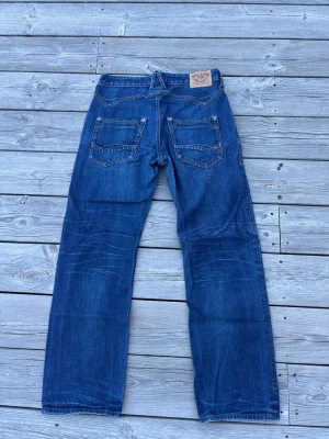 Vintage Tommy Hilfiger Jeans - Vintage straight leg jeans.  Brand: Tommy Hilfiger Tagged size: 32/32  Waist (flat): 41cm Length: 102cm Leg opening: 22cm  Follow my profile for 10% off your purchase!  More jeans available on my profile.  Nr: 48 