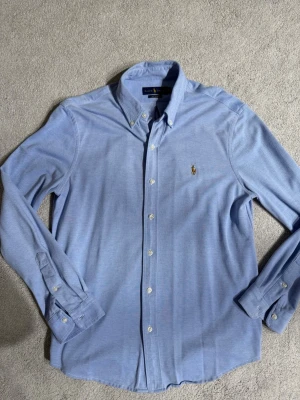 Ralph Lauren skjorta  -  Tjena! Säljer nu min Ralph Lauren skjorta som är mörkblå! Skjortan är i fint skick och är perfekt nu inför sommaren! Hör av er vid fler frågor eller bilder! Mvh 