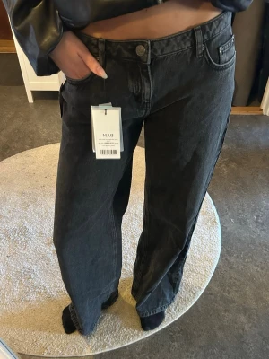 Jeans med låg midja - Ett par low waist wide jeans som är helt nya. Har en utvättad svart/grå färg. Pris går att diskuteras💕