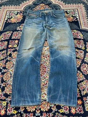 Edwin  blå raka jeans - Klassiska blå jeans från Edwin med rak passform och fem fickor. Jeansen har slitningar och snyggt tvättad look med ljusare partier på lår och knän. Tillverkade i denim, perfekt för en avslappnad stil.