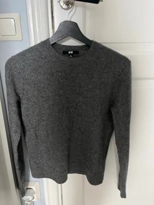 Grå 100% cashmere tröja från Uniqlo - Mysig grå cashmere tröja från Uniqlo. Storlek S barnstorlek med rund halsringning och långa ärmar.