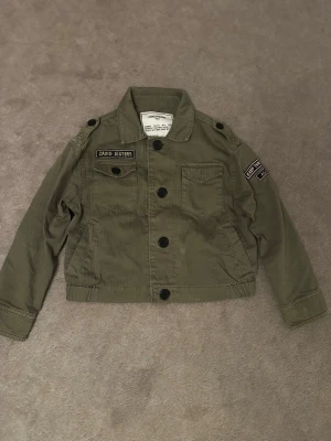 Olivgrön jeansjacka Zadig Sisters - Snygg olivgrön bomberjacka ifrån Zadig&Voltaire. Jackan är i superbra skick och har fyra fickor och även två extra knappar. 💚💚