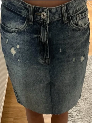 Kjol - Säljer denna kjolen, skulle säga i storlek XS-S. Har sytt om ett par byxor till kjol för skoj skull och tänkte sälja den. Vid intresse är det bara att höra av sig💞