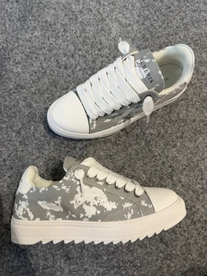 Numeris cloud gray shoes - Säljer dessa snygga skor då de tyvärr är för små för mig skorna är true to size och bara använts en gång inomhus. Hör av er vid frågor:)