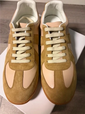 Maison Margiela skor 44 - Säljer dessa Maison Margiela skor då de inte passade mig, råkade köpa fel storlek så väljer att sälja dem och köpa nya. Dem är helt nya och i nyskick  Storlek 44. Pris kan diskuteras, hör av dig!! 🤙 