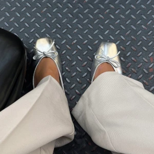 Ballerinaskor - Så söta. Endast använda en gång på studenten ock kommer inte användas igen så säljer till nån som kan ge dem bättre nytta! 