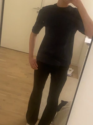 Blå tröja med rosett - Hej! Det här är en tröja som jag själv har gjort på syslöjden, höll på med den i cirka 6 månader, men blev ändå inte helt nöjd, så jag hoppas att någon annan kan ha den till nytta hemma hos den. Tröjan är bra sydd, med tjockt och skönt material. Rosetten blev dock lite utanför på några ställen, annars jättefin! Pris kan absolut diskuteras!❤️