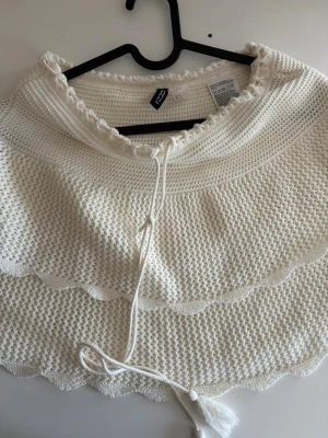 Vit stickad kjol med volang  - Supersöt strand kjol som är virkad. Älskar, är i storlek S och är från h&m har aldrig andvändts 
