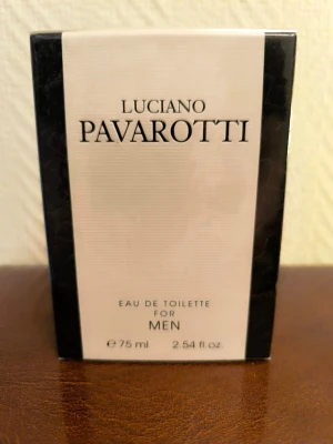 Luciano Pavarotti pour Homme EDT 75ml – Förseglad vintage, 1990-tal - Oanvänd och originalförseglad flaska av den numera svårfunna Luciano Pavarotti Eau de Toilette for Men, 75 ml / 2,54 fl.oz. Tillverkad av Eurocosmesi, a Division of Guaber S.r.l., Funo, Italien 