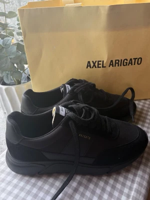 Osläppta axel arigato skor - Säljer dessa osläppta arigato skor. Olika sulor se bild! Inte sydda vid tungan på skon på grund av det är test sko. Aldrig använda!