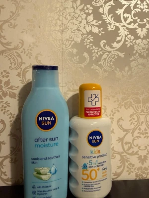 NIVEA Sun after sun & solskydd - Två produkter från NIVEA Sun: en ljusblå after sun moisture med aloe vera och hyaluron samt en vit solskyddskräm för barn med SPF 50+ och gul kork. Båda flaskorna rymmer 200 ml och är perfekta för sommardagar.