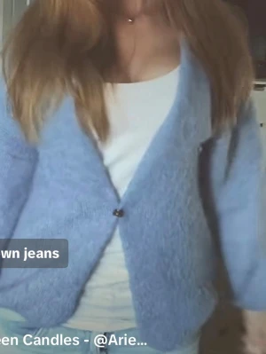 Ljusblå fluffig kofta - Mysig ljusblå kofta med fluffig textur och en enkel knapp framtill. Koftan har en avslappnad passform och långa ärmar, perfekt att slänga över en t-shirt för en chill look.