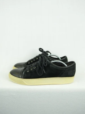 Lanvin matt captoe sneakers  - LANVIN MATT CAPTOE SNEAKERS Storlek : UK6 Passform : Passar 41 Användning : Skorna är använda, se captoe & mocka. Allt visas på bild Nypris : Cirka 4000SEK