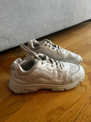 Vita sneakers  - Vita sneakers, synligt använda men inte trasiga och har precis rengjorts.