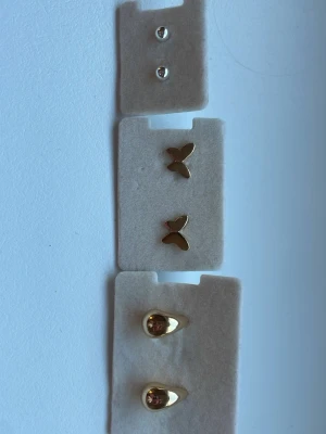 3 örhängen från Glitter  - Säljer 3 olika örhängen från glitter, 2 guld och 1 silver. Dessa örhängen kommer ifrån glitters julkalender 2025. Säljer pga ingen användning.