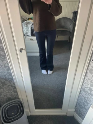 Högmidjade jeans - Säljer högmidjade blåa jeans från Only. Använda en gång så de finns inga fläckar eller skador.