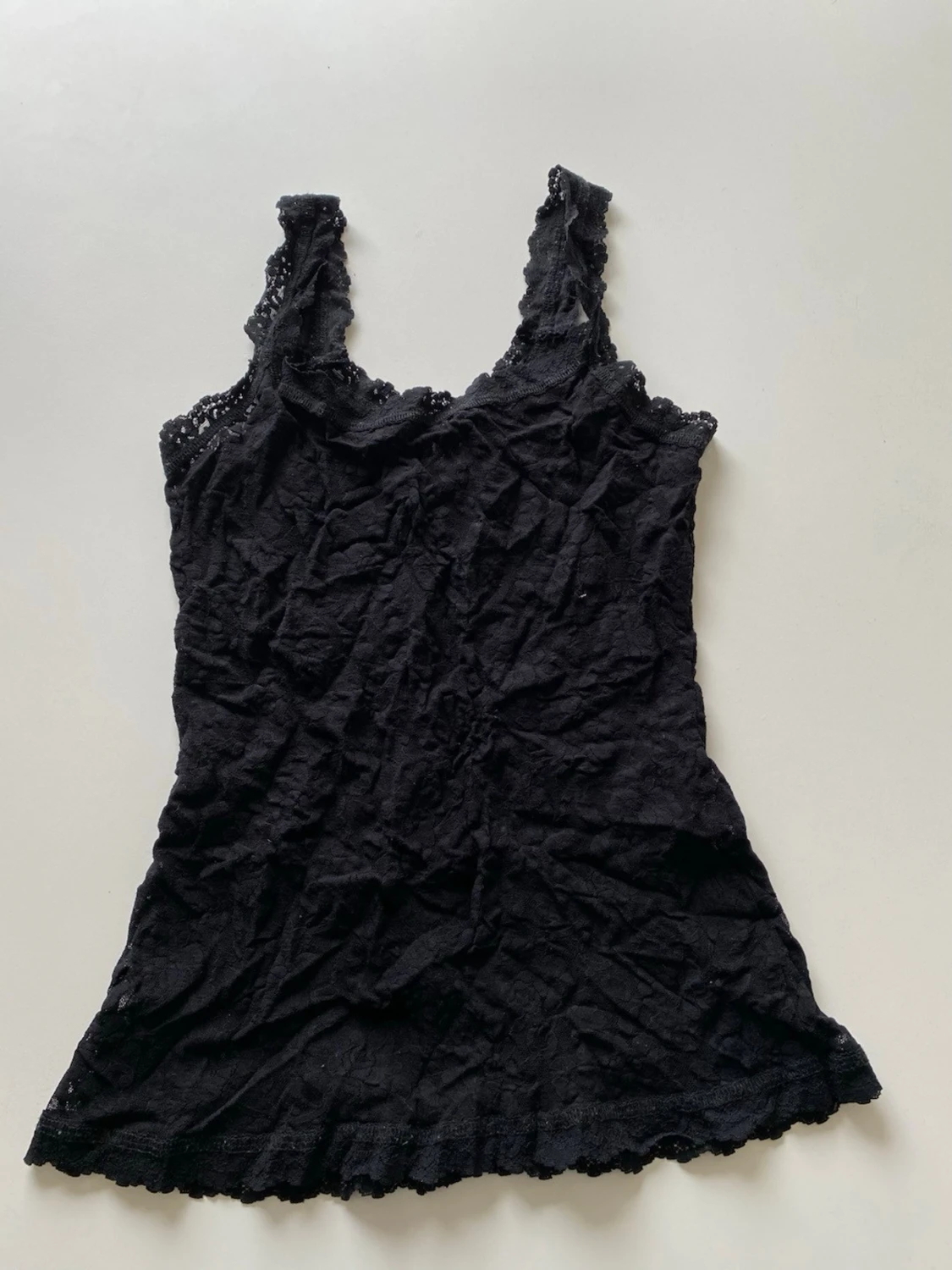 Svart spetslinne med breda axelband