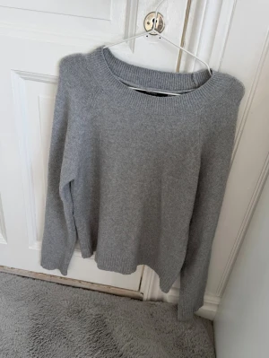 Stickad grå tröja - En stickad grå tröja från vero Moda i storlek xs❣️❣️