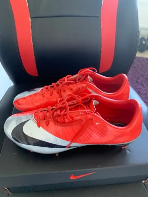 Nike röda och vita fotbollsskor - Säljer ett par Nike Mercurial Superfly 1 RGN CR7. Dem har använts två gånger på konstgräs. Begränsad utgåva. 