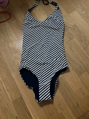 blå och vit randig baddräkt - blå och vit randig baddräkt. står ingen storlek men skulle gissa på S eller M