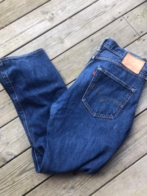 Levi’s 501 - Säljer ett par riktigt snygga Levi’s 501. Storleken på jeansen är W33, L30. Passar XS/S/M. Perfekta till vardagslooken och passar till det mesta. Säljs för 149kr pga att jag inte får användning av dem och nypris är 700-1000kr!☺️