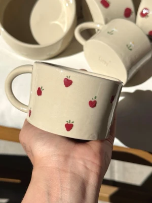 Kopp i keramik  - Kaffekopp i keramik hallon – handgjord  Rymmer ca 250 ml  Handgjord kaffekopp i keramik. Perfekt till en kopp kaffe eller som en fin detalj i köket.   Varje mugg är tillverkad för hand, vilket innebär att små variationer och naturliga ojämnheter kan förekomma – det är en del av hantverket och gör varje exemplar helt unikt.  Rekommenderas att handdiskas.   Handmade – fruitnclay