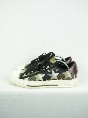 Valentino Garavani ”Converse” sneakers rare  - VALENTINO GARAVANI SNEAKERS Storlek : 41 Passform : Normal Användning : Skorna är i ett fint skick utan tydliga defekter Nypris : Cirka 6000SEK