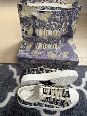 Svarta dior skor dam - Säljer dessa fina dior skor. Allt på bilderna ingår  vid köp. Skriv vid intresse!