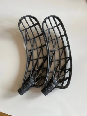 Unihoc Unilite ice black - Säljer två Unihoc Unilite i ice black PP, båda bladen är i princip nya OBS säljer ej bladen var för sig