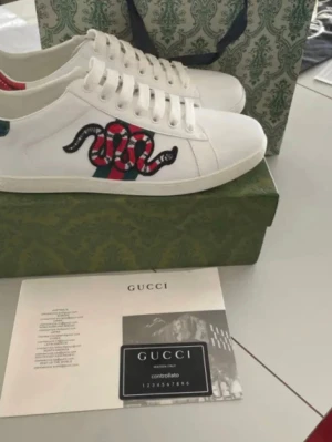 Gucci Ace - Nu säljer jag ett par fräscha Gucci Ace, skön comfort Box, kort, bag samt allt og medföljer självklart!                             - Storlek 43 pris sitter inte i sten, tveka inte att höra av dig. 