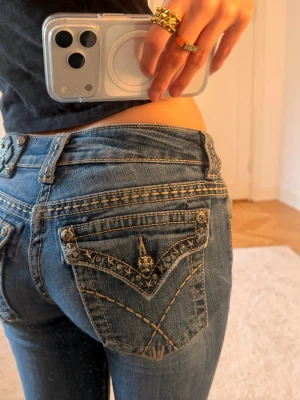 Miss Me jeans - Säljer ett par blåa jeans från Miss Me med snygga broderade detaljer och nitar på bakfickorna !! De är i bra skick och har inga synliga defekter förutom att de är lite slitna längst ner men det är inget som man tänker på. Priset går att diskutera då jag gärna vill få de sålda så snart som möjligt☺️ Tveka inte på att skriva vid frågor !!💕💕💕