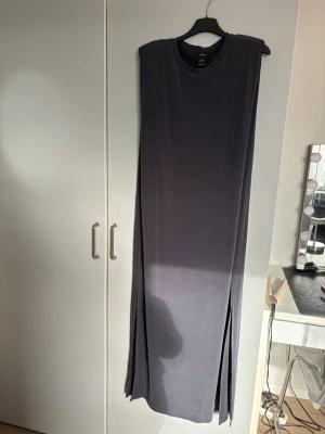 Mörkgrå långklänning med slits - Jag säljer denna fina och sköna sammetsklänningen då den aldrig kommit till användning. Klänningen har två slitsar nertill och är enkel att ha både till vardags men även när man vill klä upp sig. Hör gärna av dig vid frågor 💗