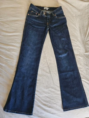 Blåa Paris core jeans - Säljer mina helt nya Paris core jeans, aldrig använda