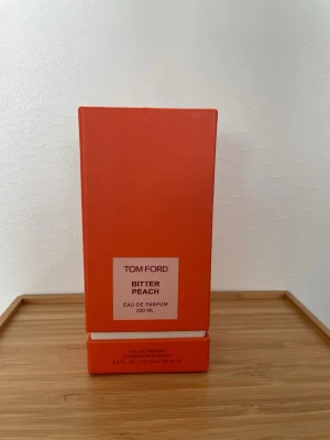 Tom Ford Bitter Peach Eau de Parfum - Tom Ford Bitter Peach Eau de Parfum 100 ml. Föll mig inte i smaken
