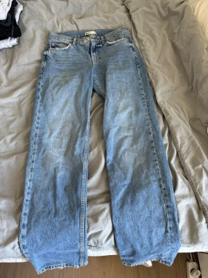 Blå raka jeans från Gina Tricot - Jag säljer ett par supersnygga jeans i perfekt blå färg. Jeansen är lågmidjade och har en skön passform. Hör av dig vid frågor!💗