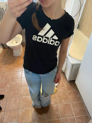 Svart adidas T-shirt - Säljer en basic svart T-shirt med adidastryck på bröstet. T-shirten är i storlek 164🤗