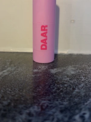 DAAR blush - Köp min DAAR blush i färgen darling!🩷en jätte fin rosa blush som är jätte fin på sommaren. Jag har använt ungefär 4 gånger🩷så nu får inprincip en helt ny blush!!🩷