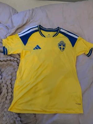 Svensk landslagströja Adidas gul - Svenska Lanslagets hemma tröja storlek M perfekt till sommaren och vägen mot guldet i USA hör av er vid minsta fundering mitt pris 350😀Helt ny också