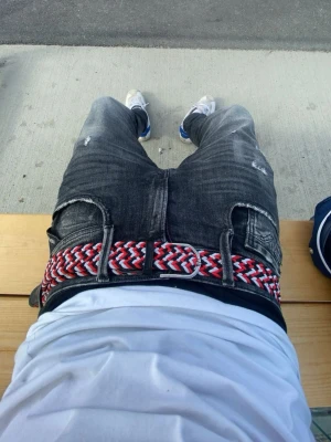 Svarta/gråa replay jeans med slitningar  - Finns ej att få tag på nya där av priser , det är 28w men passar någon storlek större oxå