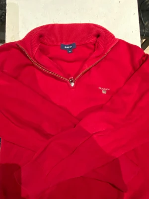 Gant halfzip - Snygg röd halfzip från gant tröja, hyfsat ny och använt sparsamt. Säljer pågrund av att den inte passar länge. För mer frågor skriv gärna!