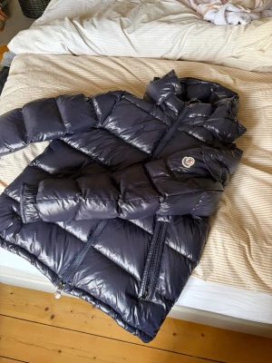 Moncler Maya - Säljer denna sjukt snygga Maya i storlek 3, den sitter lite större än de äldre modellerna i denna storlek då det är en 2023 årsmodell. Mycket bra skick. Skriv vi frågor och funderingar.