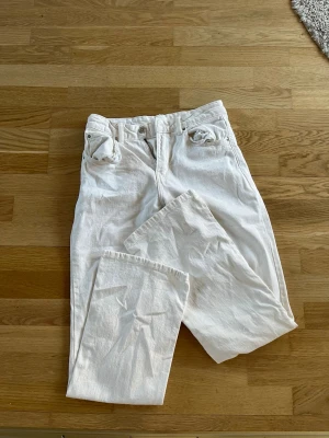 Vita raka jeans från Gina tricot  - Säljer ett par vita jeans från Gina Tricot i rak modell.🤍