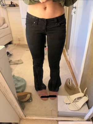 00 super low jeans - Säljer ett par as snygga svarta low waist bootcut jeans från Abrand. Använda några gånger men inga defekter mer än att de är påväg att bli slitna längst vid fötterna men inget man tänker på (se bild 2) nypris 999
