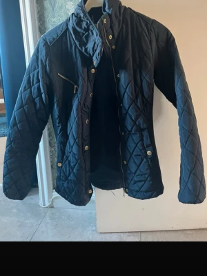 Vårjacka med gulddetaljer  - Jacka från Holly&Whyte (Lindex) med mycket fina guldfärgade detaljer, se bilder  Skulle inte säga vinterjacka men relativt varm, perfekt nu till våren 💛  Väldigt lite använd