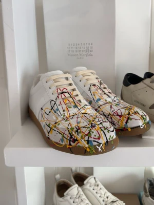 Intresse koll Maison Margiela   - Intresse koll på mina maison. Dom är i bra skit aldrig använda, låda, papper, sko-påse följs med, säljs ej under 2500kr skulle kunna byt mot något annat nice skriv vad ni har!!