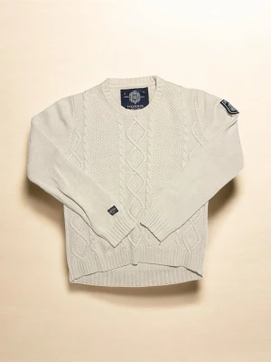 Vit kabelstickad tröja Morris - Snygg vit kabelstickad tröja från Morris med rund halsringning och ribbade muddar. Tröjan har ett klassiskt flätmönster framtill och en patch med Morris-logga på ena ärmen. Perfekt för dig som gillar stilrena och tidlösa plagg.